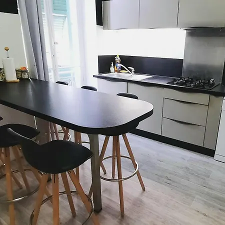 Tres Grande Climatisee Plein Centre Avec Balcon Bed & Breakfast
